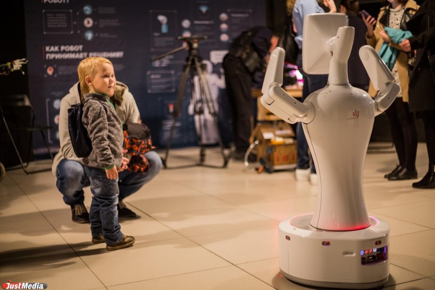 Робот, который шутит про Екатеринбург и читает Шекспира. В столице Урала стартовал слет человекоподобных машин - Фото 1