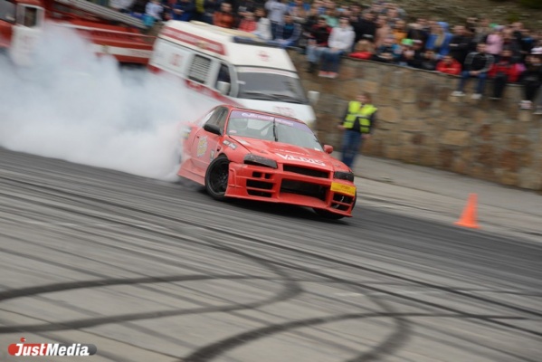 Много искр и дыма из-под колес! Екатеринбуржец стал королем дрифта 