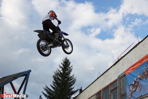 На Урале такого еще никто не делал. Мотофристайлеры готовятся к прыжкам между этажами «Гринвича» - Фото 1