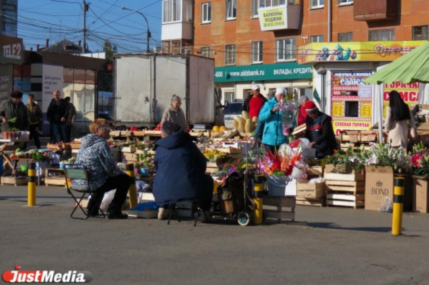 «Грязные тапки и запах тухлятины». Жители Уралмаша жалуются на самовольный рынок у метро «Проспект Космонавтов» - Фото 1