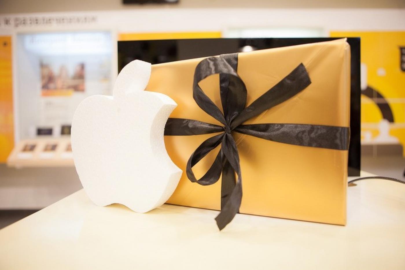 Мандарины, селфи и гаджеты. В Екатеринбурге отпраздновали новый «айфоногод» - Фото 1