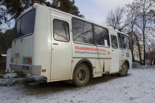 «Прийти с простудой, уйти с бронхитом». Жители Малого Истока отказываются замерзать в мобильном ФАПе Куйвашева