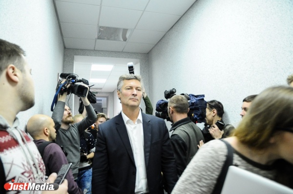 «Вы не думаете, что дискредитировали себя и власть?» Пономарев осудил Ройзмана за бездействие