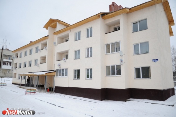 «Я лично видел, как заделывали. Не представляю, куда все девалось». Власти Белоярки не смогли найти виновных в появлении новых бараков