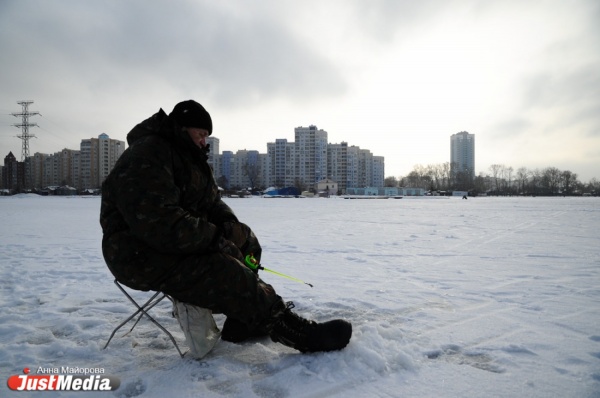 «Проваливаются те, кто торопятся». JustMedia в компании спасателей провел рейд по излюбленным местам екатеринбургских рыбаков