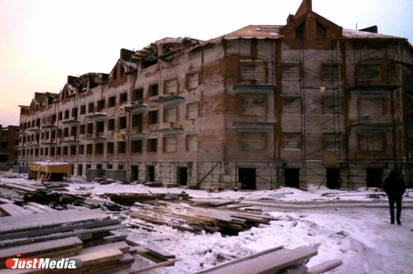 «Люди вокруг нас высотный город построили, а тут несколько домов сдать не могут». Пайщики ЖК «Западный» написали Путину письмо с жалобами