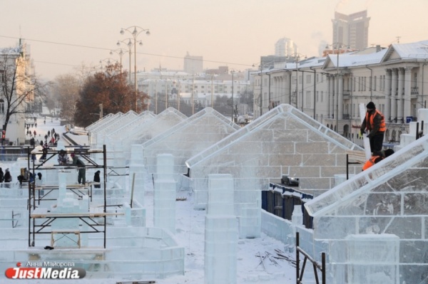 Пятиметровый буран с Дедом Морозом и гигантская барабанная установка. Екатеринбург готовится к фестивалю ледовых фигур
