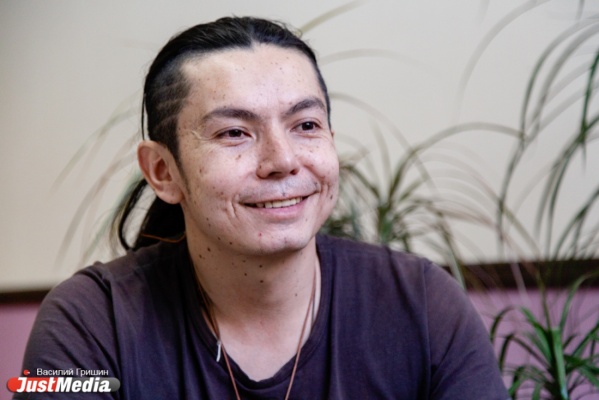 Байкал подарил музыкальный стиль, а Хакасия — жену. В Екатеринбурге побывал уникальный музыкант-горловик из Колумбии. СПЕЦПРОЕКТ