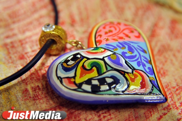 Прыжок с парашютом, пластилиновые открытки и домашний тирамису. Уральские бизнес-леди поделились секретами антикризисных подарков к 8 марта