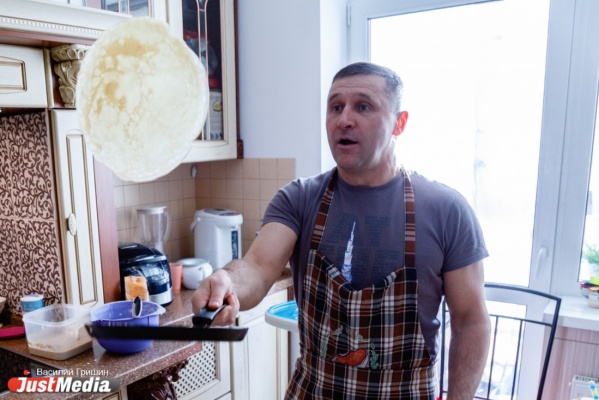 К VIPам на блины. Депутат Евгений Артюх печет блины по-донбасски в компании жены и сына Егорки. СПЕЦПРОЕКТ