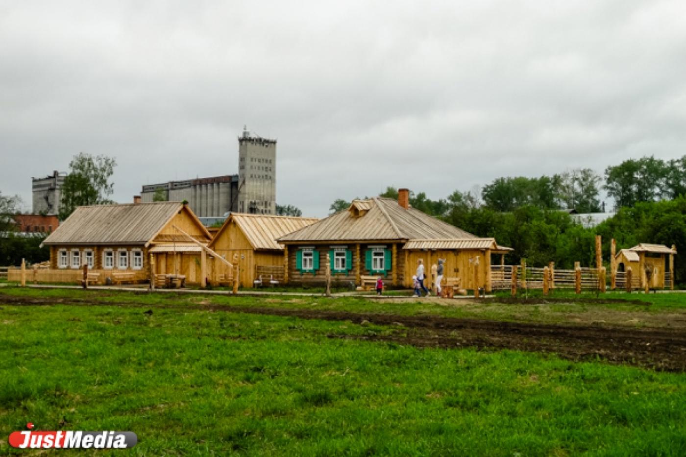 Избушка Бабы-Яги, дом крестьянина и старинная русская печь. На Урале продолжается строительство парка по сказам Бажова - Фото 1