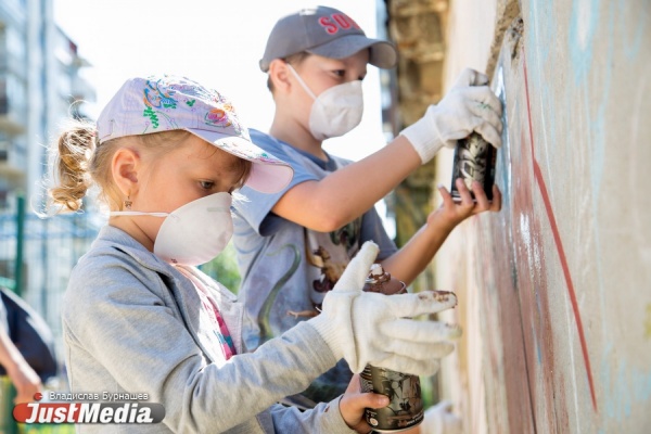Художественная вакханалия на Уралмаше! Во время «Стенограффии» карапузы разрисовали свой двор. РЕПОРТАЖ