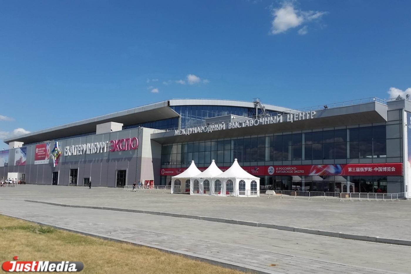 Инновационные экскаваторы и трамваи, стенд-стадион и Таганский ряд. Как выглядит ИННОПРОМ-2016 за три дня до открытия. ФОТО - Фото 1