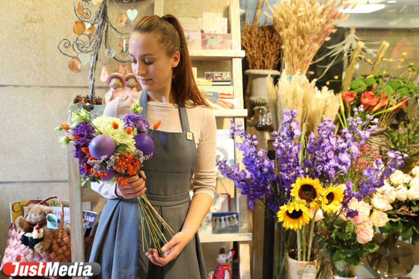 В горшках, с воздушными шариками и глобусами: JustMedia.ru выяснил, с какими букетами екатеринбуржцы делают селфи на 1 сентября и сколько это стоит - Фото 1