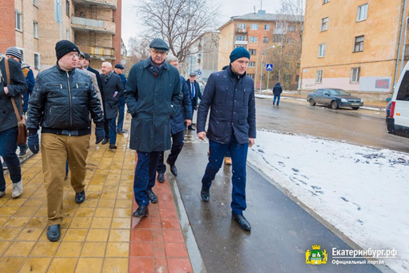 Псевдогазоны, велопереезды и парковки для лошадей. JustMedia.Ru посмотрел, как строят новые улицы в Екатеринбурге - Фото 1