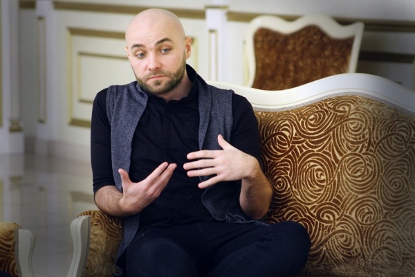 Сергей Юнганс о «#Страсть и Стразы» «Мы не говорим, что Интернет — это плохо, а показываем, как статус в соцсети может изменить нашу жизнь»