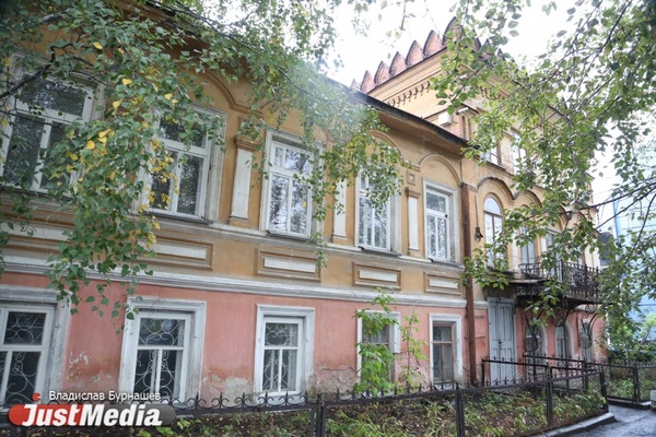 Особняк «железного человека» и «дом-корона». Элитные дома уральских бизнесменов превратились в «консервы». СПЕЦПРОЕКТ