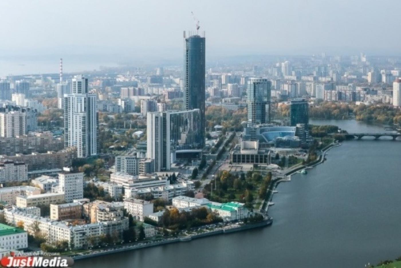 «Это будет отвлекать от Храма-на-Крови и убьет пруд». Архитекторы Екатеринбурга и Владимир Хотиненко выступили за Храм Святой Екатерины, но не на воде. ВИДЕО - Фото 1