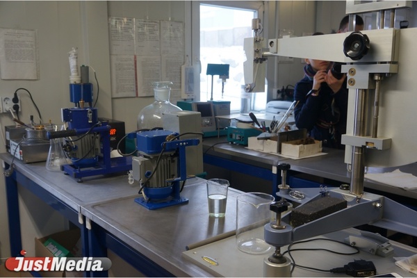 «Грязь на дорогах Екатеринбурга от машин, а не от реагентов». Противогололедную смесь изучили в лаборатории