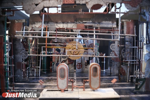 Декорации на велосипедах, трубы и шестеренки. В Екатеринбургском театре оперы и балета приоткрыли завесу новой «Волшебной флейты» в стиле стимпанк. ФОТО