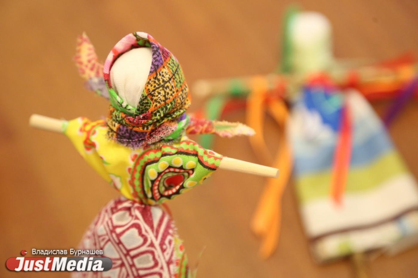 Чучело-гермафродит или живая лошадь в красных штанах. JustMedia выяснил, как выглядит настоящая уральская Масленица - Фото 1