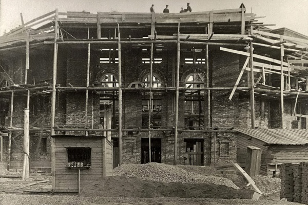 Это было самое суперсовременное здание за 300 тысяч рублей. JustMedia.ru узнал историю Екатеринбургского оперного театра и нашел раритетные фото 