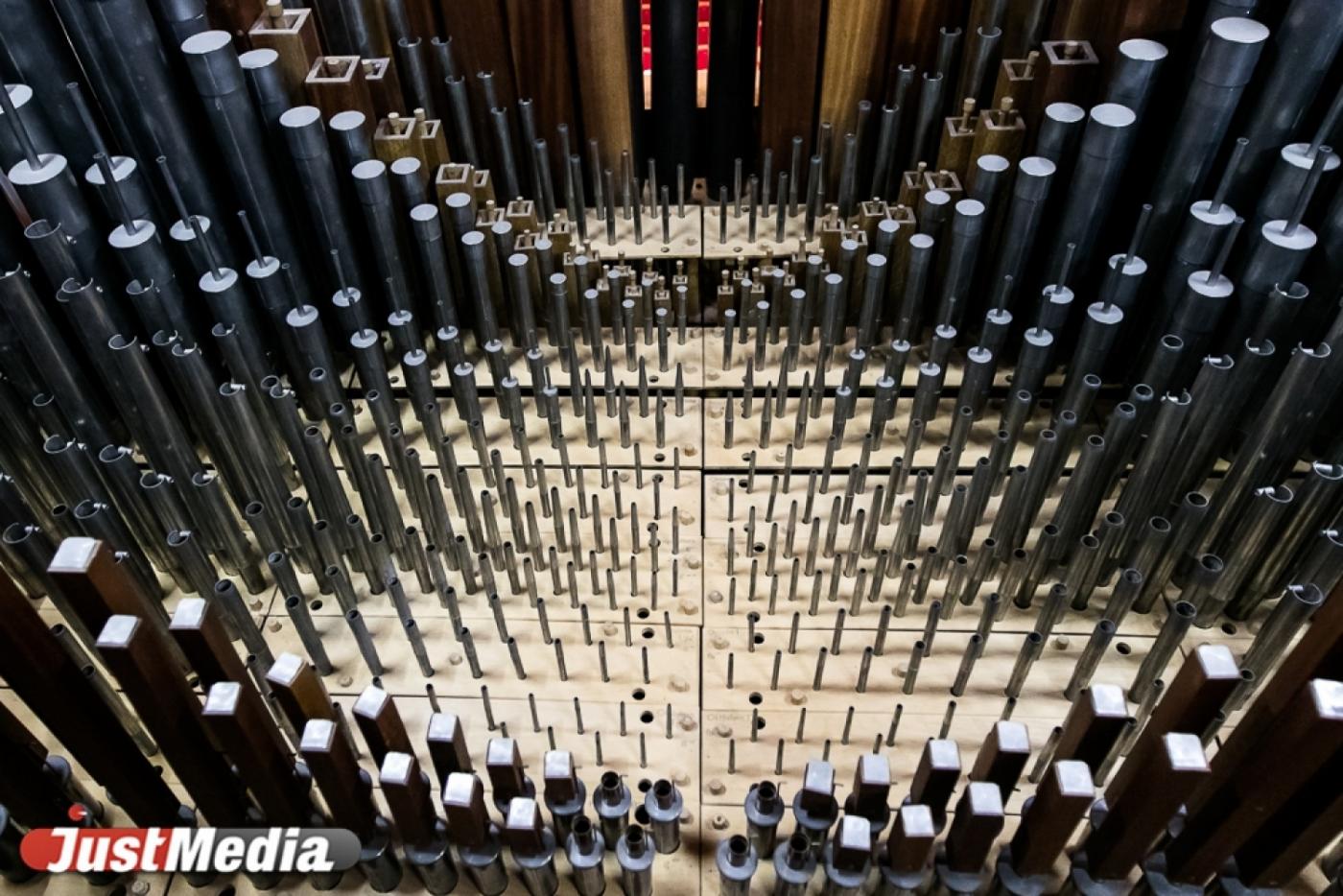 В Свердловской филармонии JustMedia.ru побывал в теле огромного металлического ежа - Фото 1