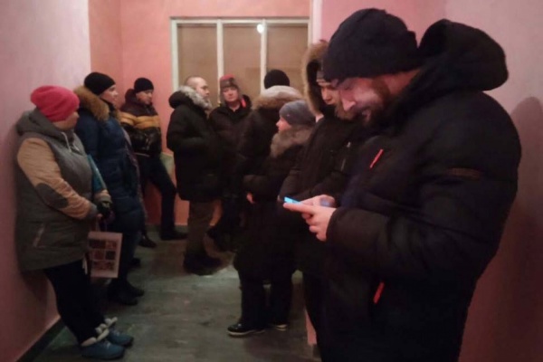 В Екатеринбурге родители первоклашек с ночи штурмуют школы и сайт госуслуг - Фото 1