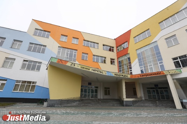 Бассейн, тренажерный зал и лифты. JustMedia побывал в самой большой школе на Урале 