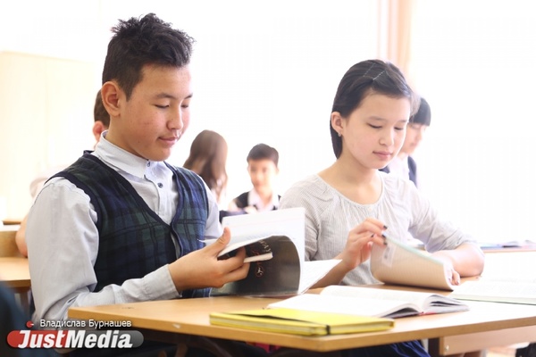 «В этом учебном году мы ввели русский язык как иностранный». Как общеобразовательная школа на Сортировке превратилась в школу для детей мигрантов. ФОТО