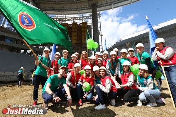 «Во время дождя вода на крыше будет нарушать все законы физики». Волонтерам ЧМ-2018 показали «Екатеринбург-Арену». ФОТО