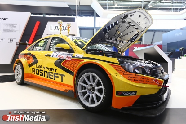 Спортивная LADA с обвесом, разрезанный УАЗик и эксклюзивный RAV4. Продолжаем разглядывать машины на ИННОПРОМе. ФОТО