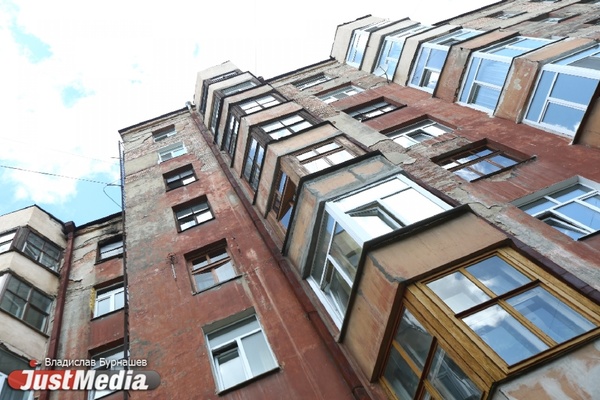 Стены в грибке и дырявая крыша. Как разрушается дом в Городке чекистов, на который мэрия выделила 900 тысяч рублей. ФОТО