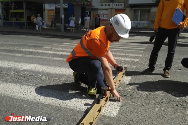На Шефской – 12 сантиметров, на Белинского – 7. На дорогах Екатеринбурга измерили самые глубокие ямы и колеи. ФОТО