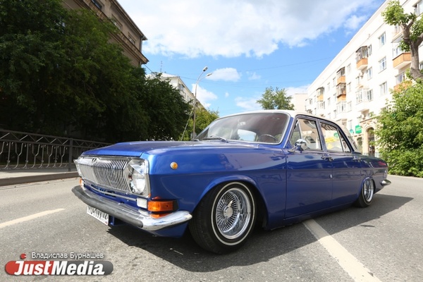 «Люблю потанцевать, пока стою на «красный», или «качать» капотом прямо на ходу». Уралец сделал лоурайдер из советской «Волги». ФОТО, ВИДЕО