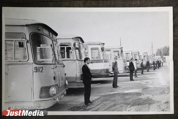 Водители работали с «отстоем», а кондукторы сдавали «зайцев» в милицию. Жизнь автобусов в 1980-х годах глазами работника предприятия в спецпроекте «Е-транспорт»