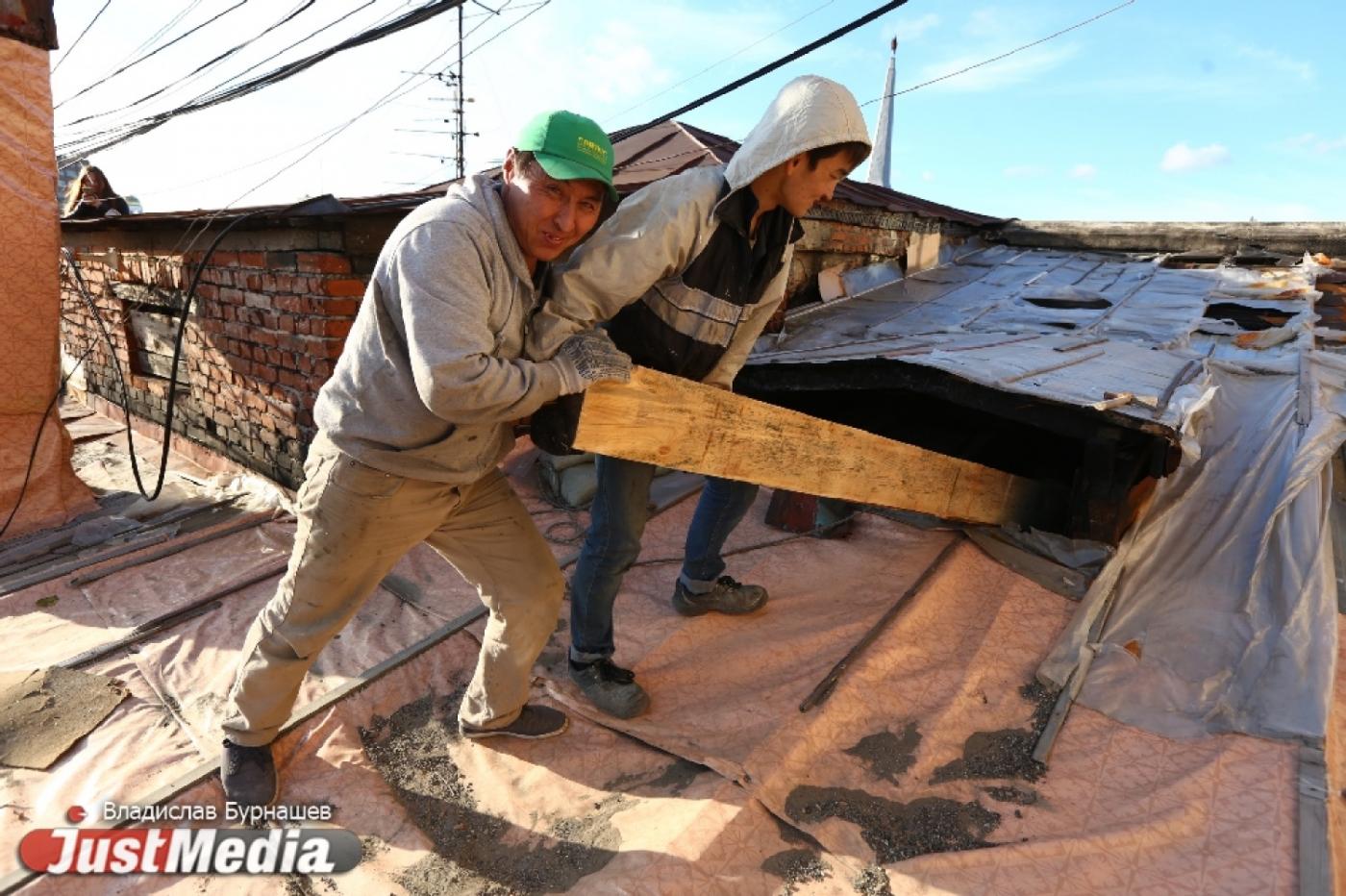 «Строители были заняты на других объектах». Восстановление дома в Городке чекистов началось спустя четыре месяца с момента пожара. ФОТО - Фото 1