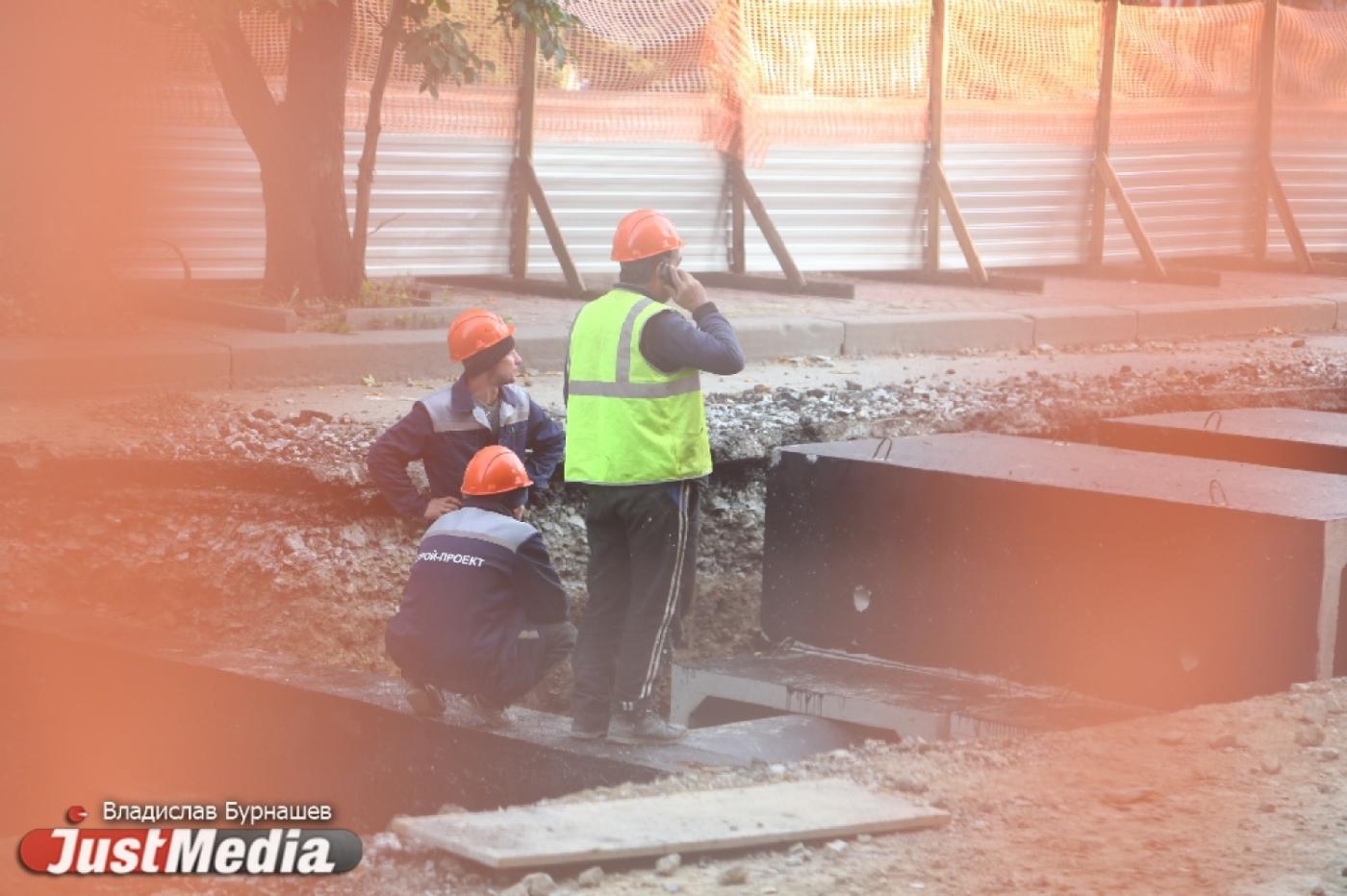 «На эту стройку только один заезд - через двор». Подрядчик ремонта теплотрассы на Мамина-Сибиряка обвинил в срыве графика местных жителей. ФОТО - Фото 1