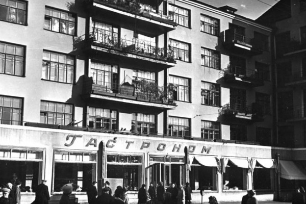 В центре Екатеринбурга к ЧМ-2018 отремонтируют памятник конструктивизма, где располагался легендарный городской гастроном. ФОТО