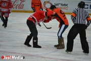 Пряник на льду, летающие валенки и дружеская драка. «Автомобилист» разгромил «Урал» в благотворительном матче. ФОТО