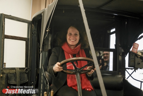 «Здесь часть истории моей родной страны». Посол Франции в России «прокатилась» на Урале в парижском такси 1914 года