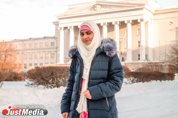 «Когда рядом нет русскоговорящих друзей, я общаюсь с прохожими жестами». Ученая из Пакистана о сшитой мамой одежде, кулинарных успехах и брачном договоре. СПЕЦПРОЕКТ 