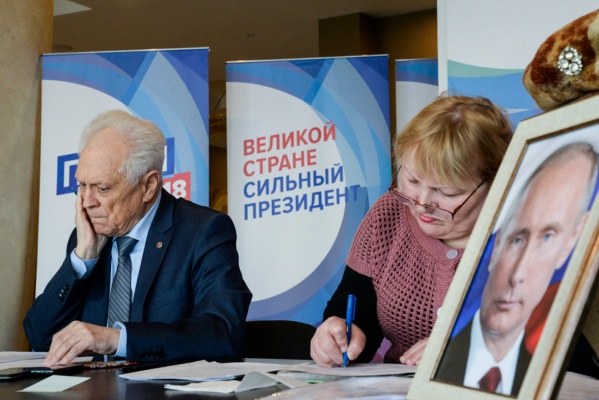 Паранойя о слежке, снос гаража к ЧМ-2018 и 22 «квадрата» для семьи с 9 детьми. С какими жалобами приходят в екатеринбургский штаб Путина