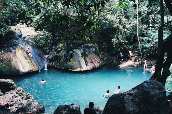 «Ешьте северную колбаску и не пишите на Буддах». Тайка о празднике реки, банановых лодочках и запрете на шорты в новом спецпроекте JUSTTRAVEL