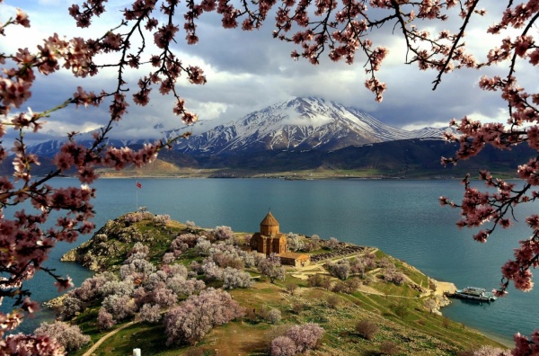 «Говорите «тешекюр эдерим» и не показывайте фигу». Турок о Троянском коне и мужской игре «Окей» в JUSTTRAVEL