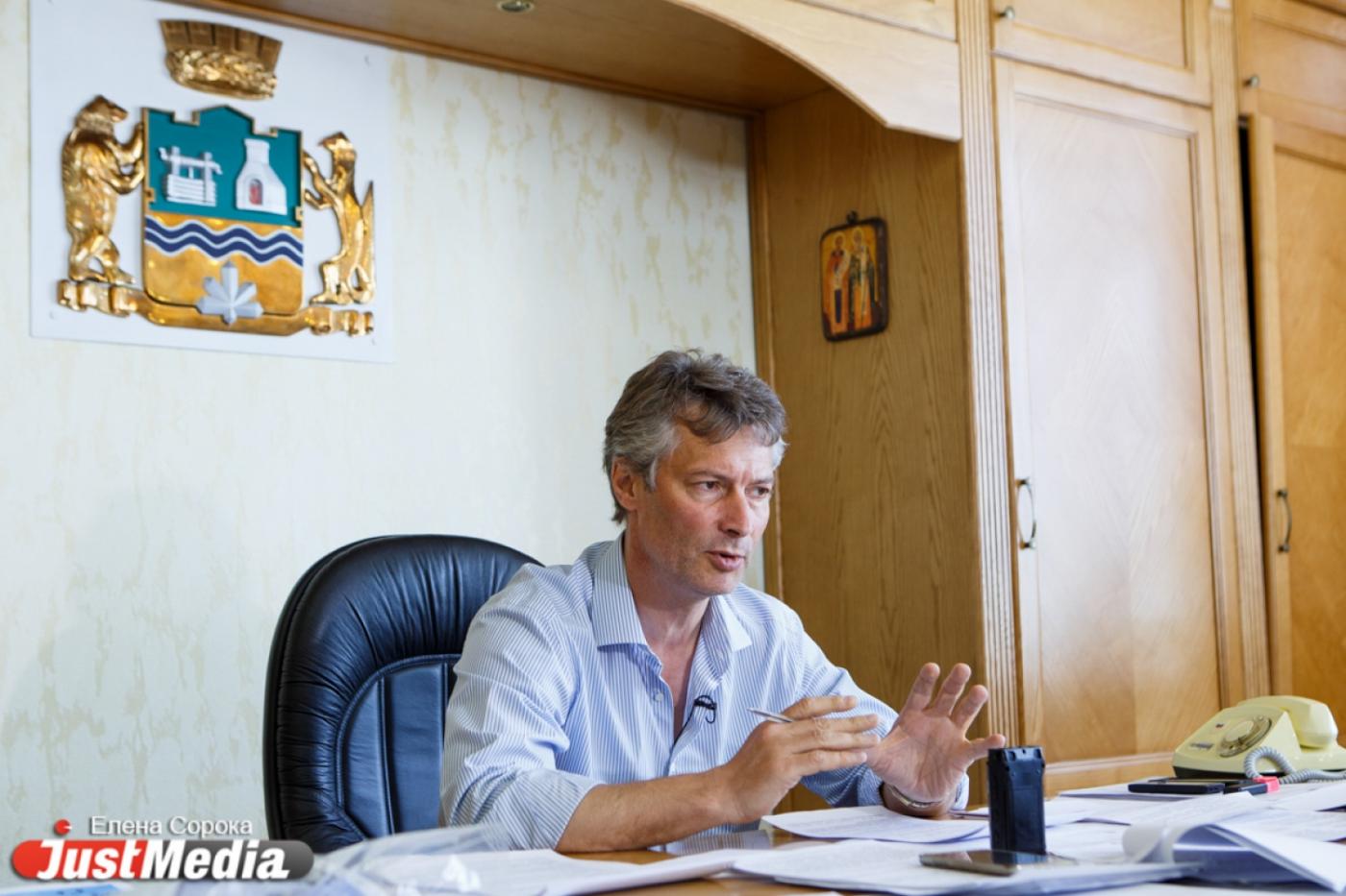 Отставка Ройзмана выгодна всем. Эксперты: «Он не встал на пути отмены выборов мэра, но при этом сохранил лицо» - Фото 1