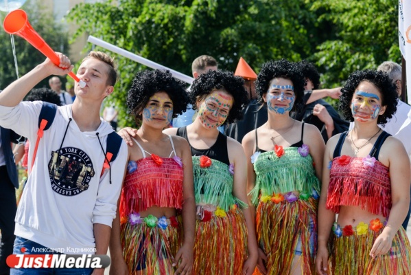 От красочного карнавала через гигантское сердце к оленеводам. Верхняя Пышма с размахом отметила День металлурга. ФОТОРЕПОРТАЖ