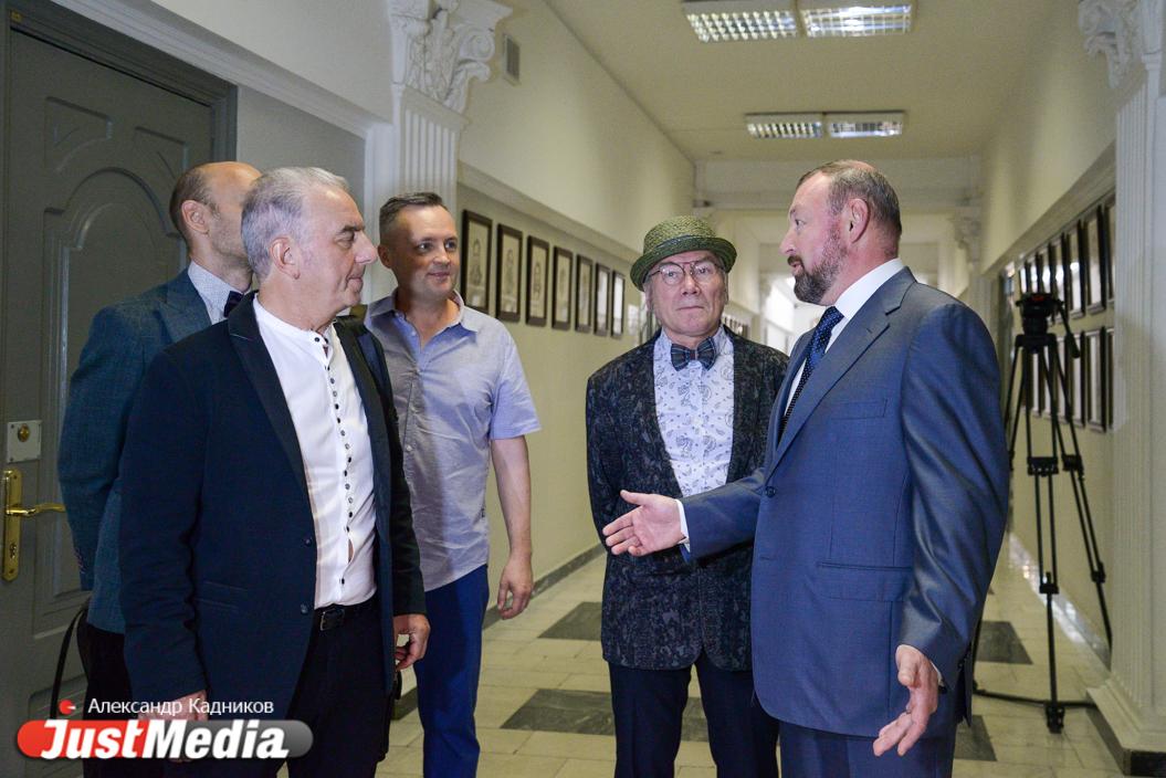 «Портреты помоложе, а то будет галерея старцев». В Екатеринбургской думе презентовали книгу о почетных гражданах. ФОТО - Фото 1