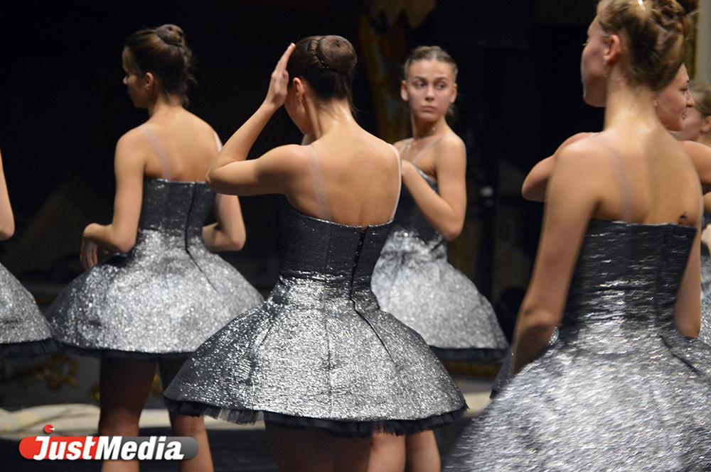 Полуобнаженные балерины, 16 клонов короля Солнца и парящий над залом дирижабль-сигара. Чем удивит «Приказ короля» уральскую публику - Фото 1