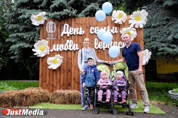 Фотозона на день семьи любви. Фотозона на день семьи любви. Украшение на день семьи. Фотозона на день семьи любви. Фотозона на день семьи любви.